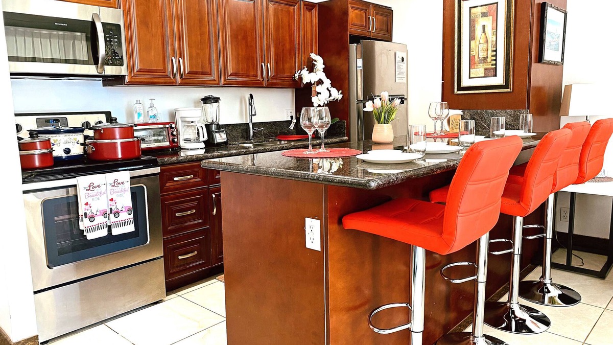 Waikiki Condo | Beautiful Waikiki Banyan 1BR/Free PRKG W/Balcony
