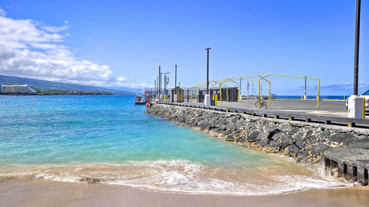 Historic Kailua Village Apartment | Big Island Condo w/Pool Access: Walk to Beach!