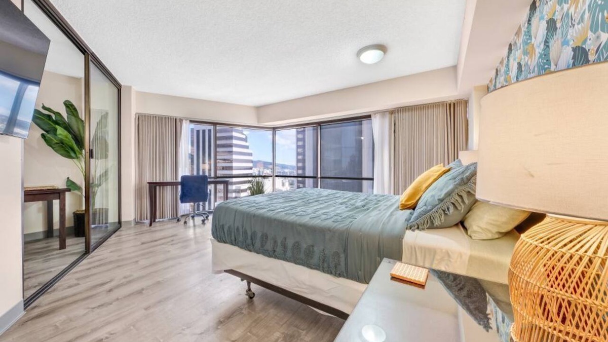 Downtown Honolulu Condo | Bishop Suites Downtown Honolulu by Castle, Mountain View Suite #3609