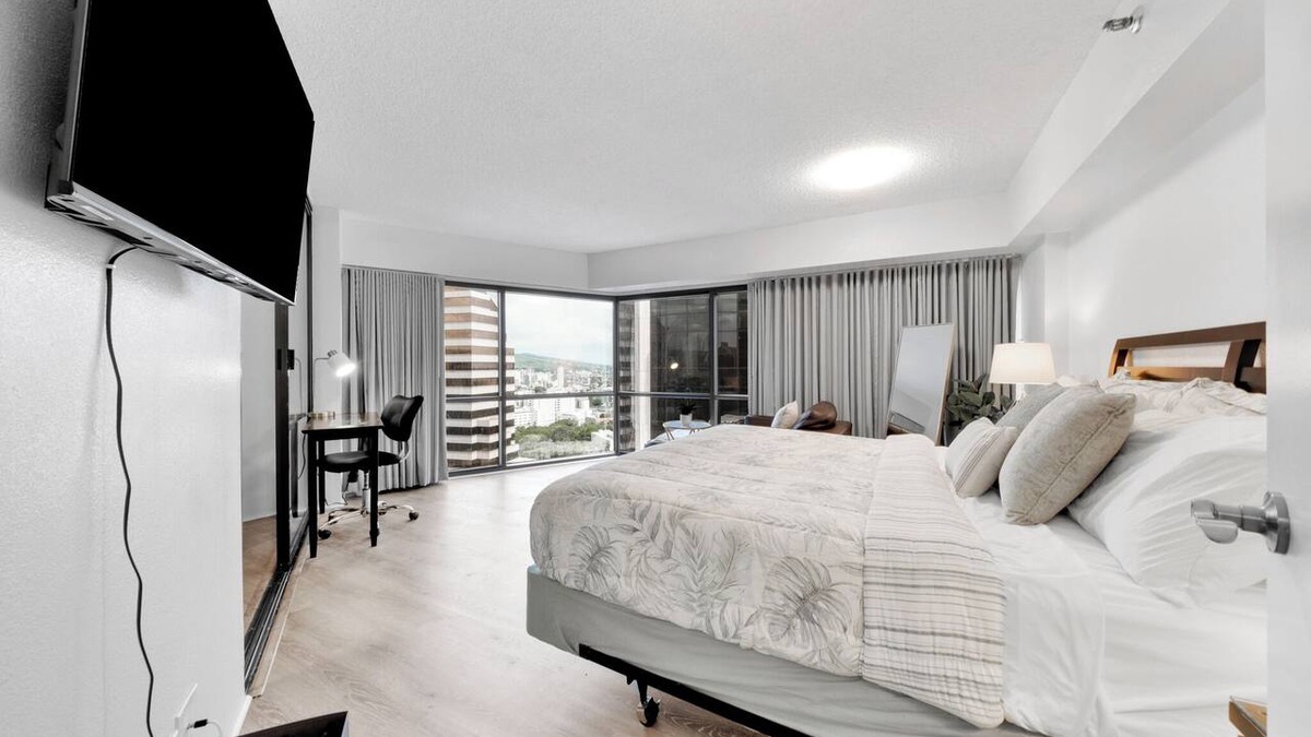 Downtown Honolulu Condo | Bishop Suites Downtown Honolulu by Castle, Mountain View Suite #3709