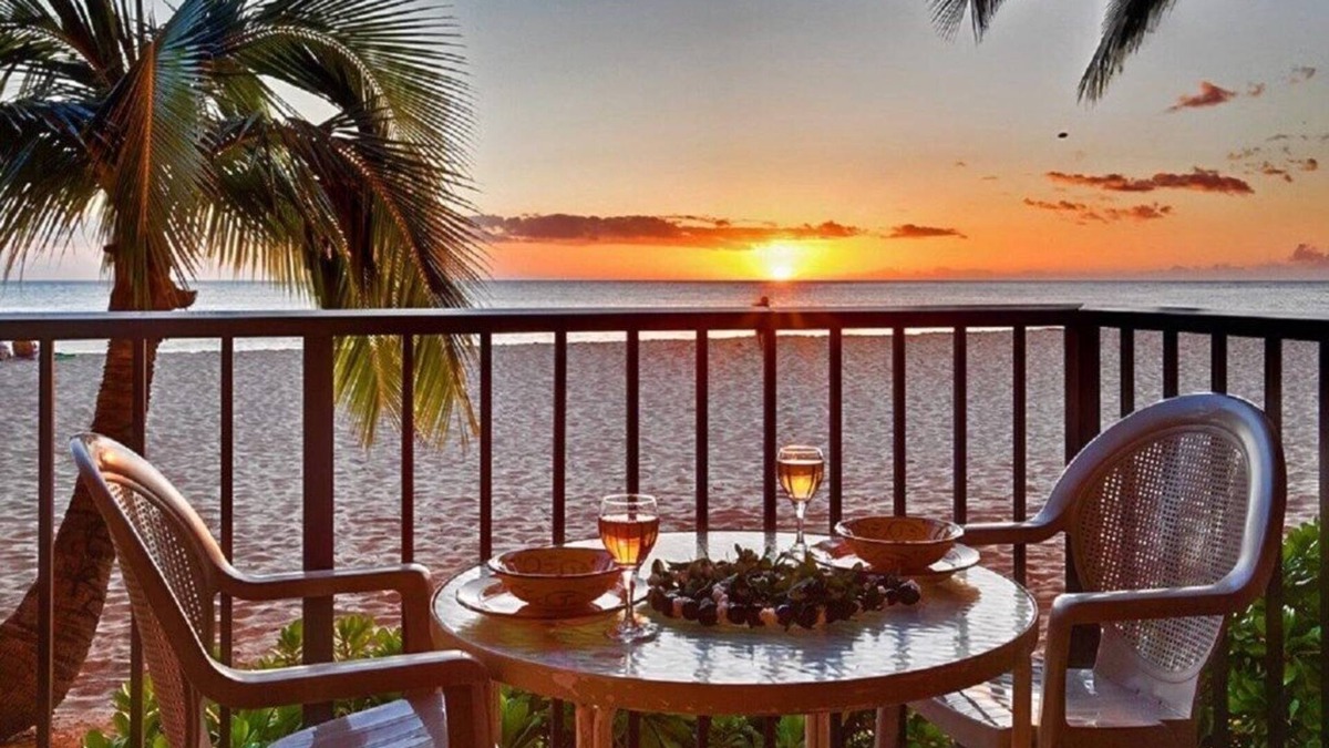Makaha Villa | BLOWOUT-Avail dates on Sale - Amazing Ocean Front - (HP-104)
