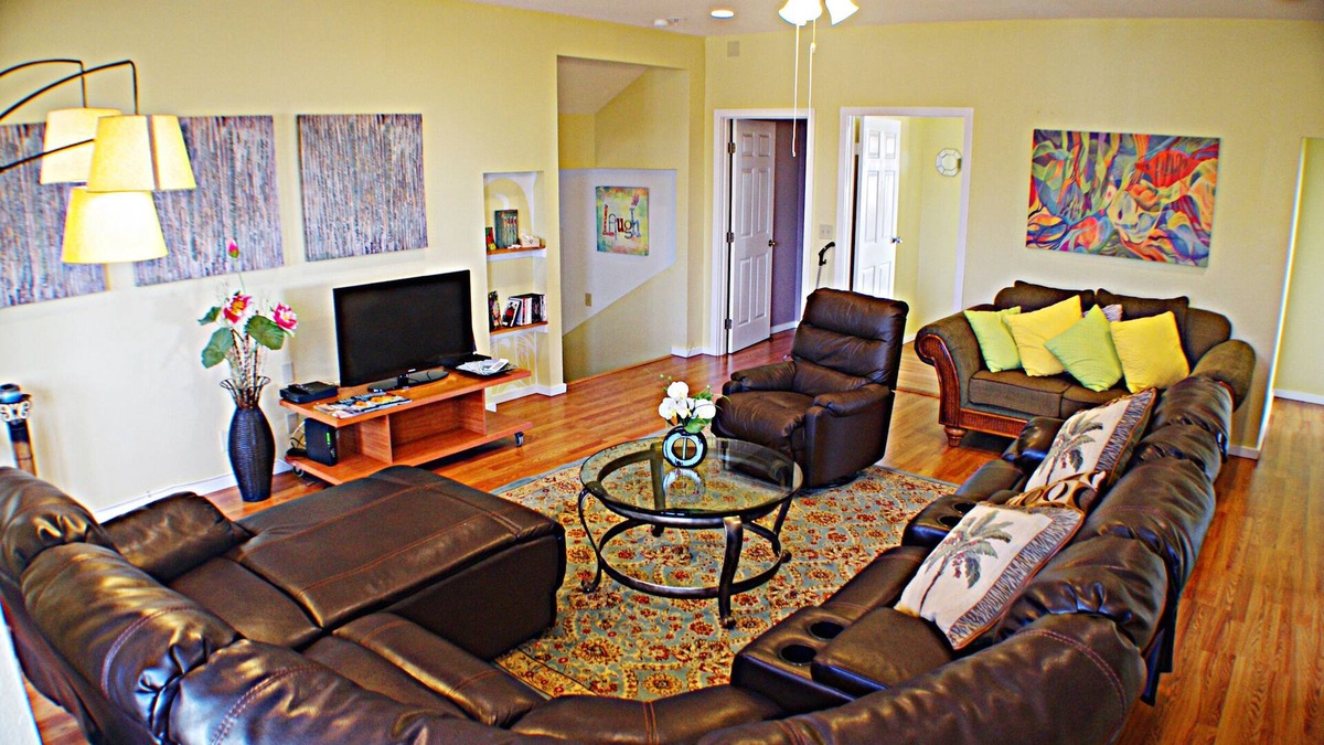 Kaimuki Apartment | Blue house (Main floor) 5 bedrooms 2.5 baths