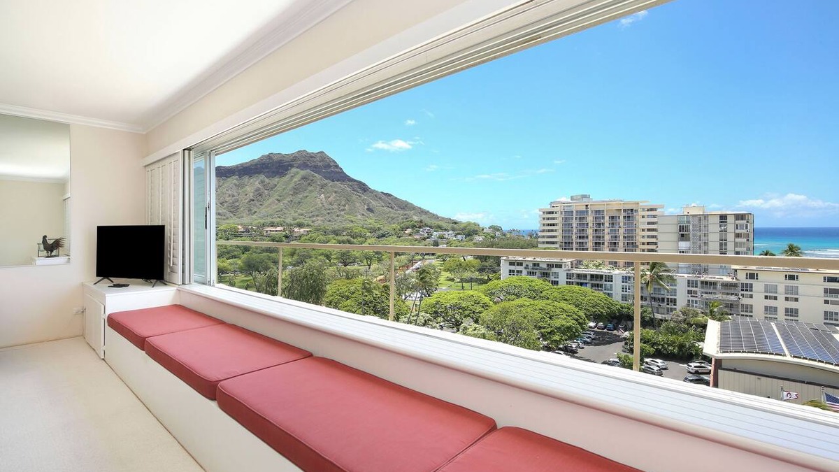 Diamond Head - Kapahulu - St. Louis Condo | Breathtaking Ocean Views from Quiet Beachfront Condo! Free Parking & Wi-Fi!