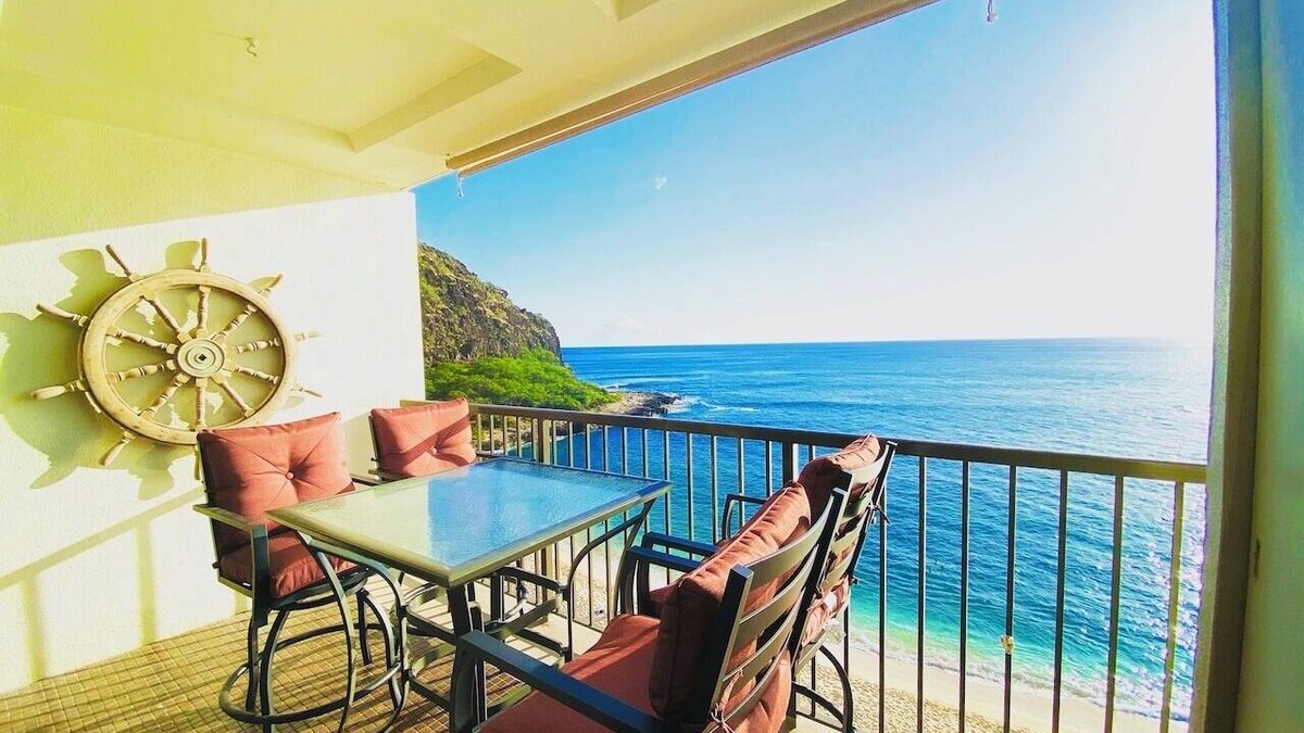 Makaha Condo | Breathtaking Panoramic Ocean Views - Beach Front Condo - Pool & Hot Tub