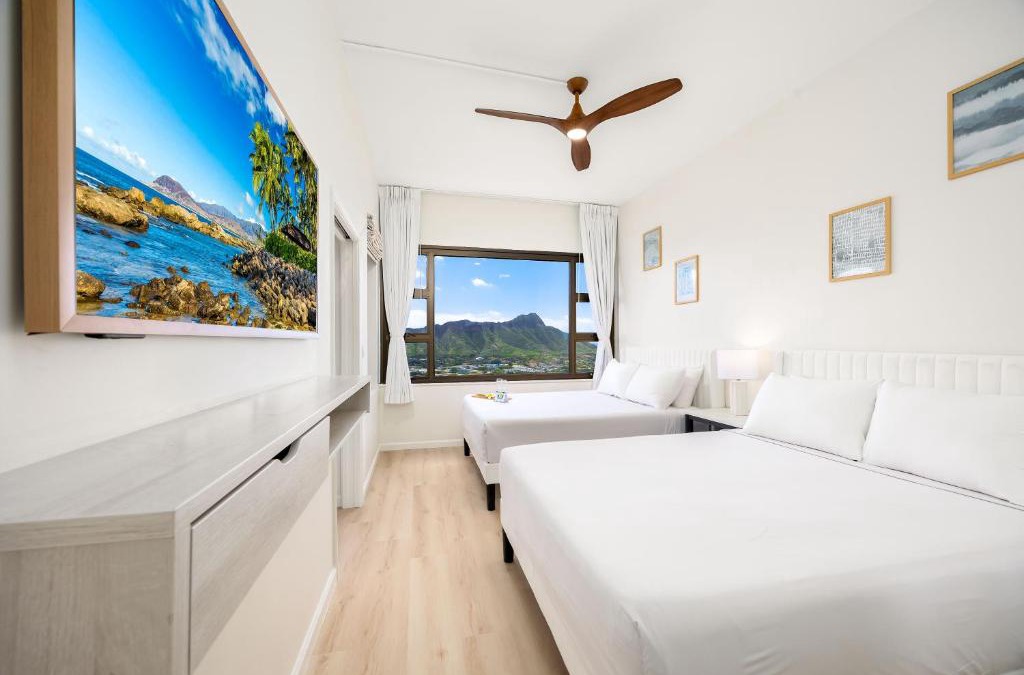 Waikiki Apartment | Breezy penthouse with ocean, mountain & city views