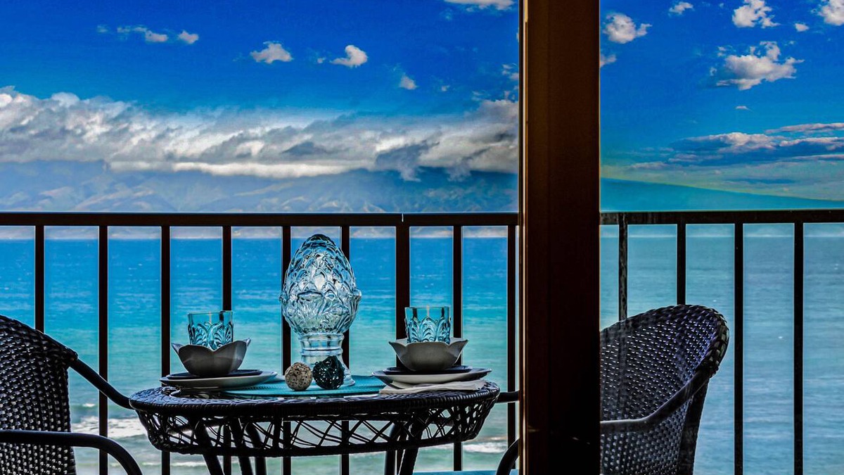 Kahana Apartment | Bright, beachy condo with gorgeous ocean views