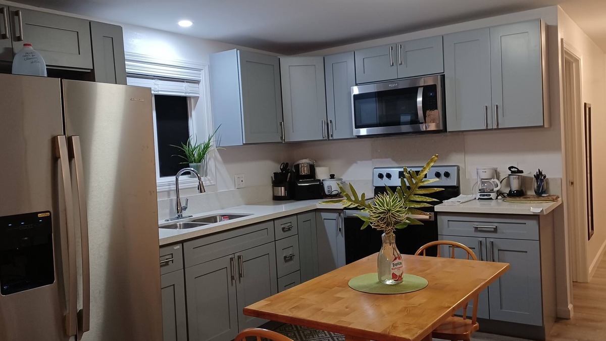 Makaha House | "BRIGHT, COZY & LOVELY home" Newly Renovated. & close to the BEACH