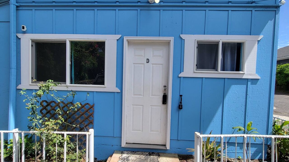 Wailuku Apartment | Budget Downtown Studio-D w/Queen Bed, Twin Love Seat AC, WIFI & 4 free Streamers