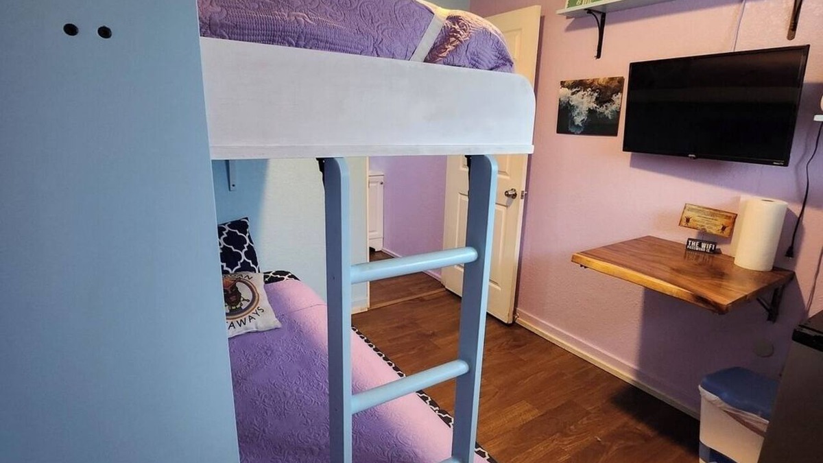 Wailuku Apartment | Central Maui Studio Wall Bunks + Kitchenette