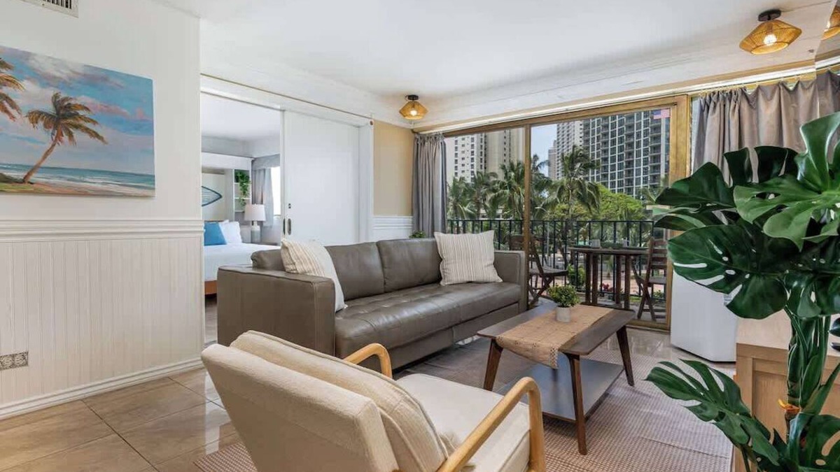 McCully - Moiliili Apartment | Central Waikiki 2 Bedroom, AC, Lanai, Pool, King