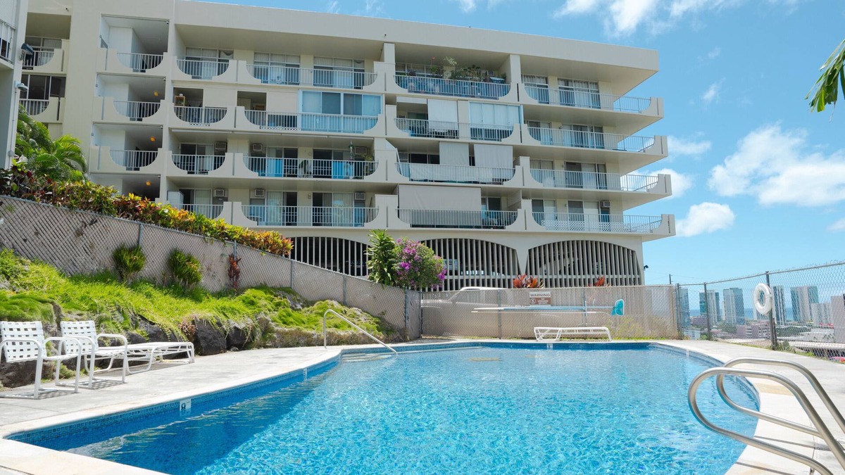 Tantalus Apartment | Charming 1-bedroom penthouse corner unit in welcoming Honolulu neighborhood