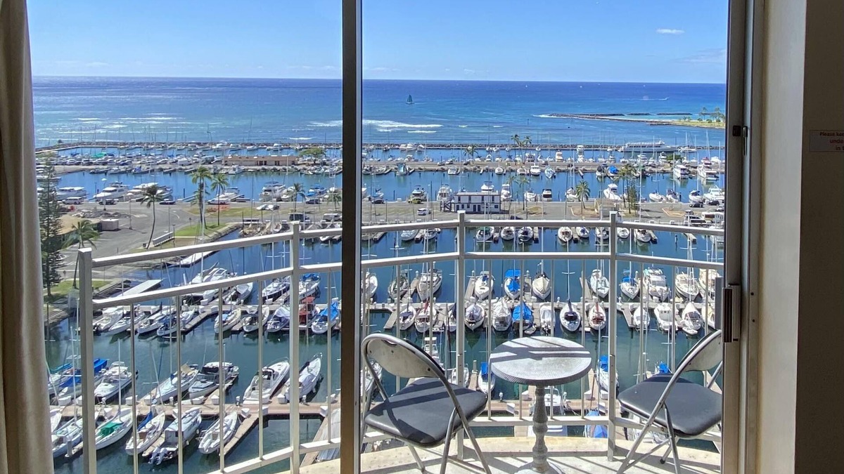 Waikiki Condo | Charming 1Bedroom - Surfing, Sunset, Yacht, Firework Ocean View!