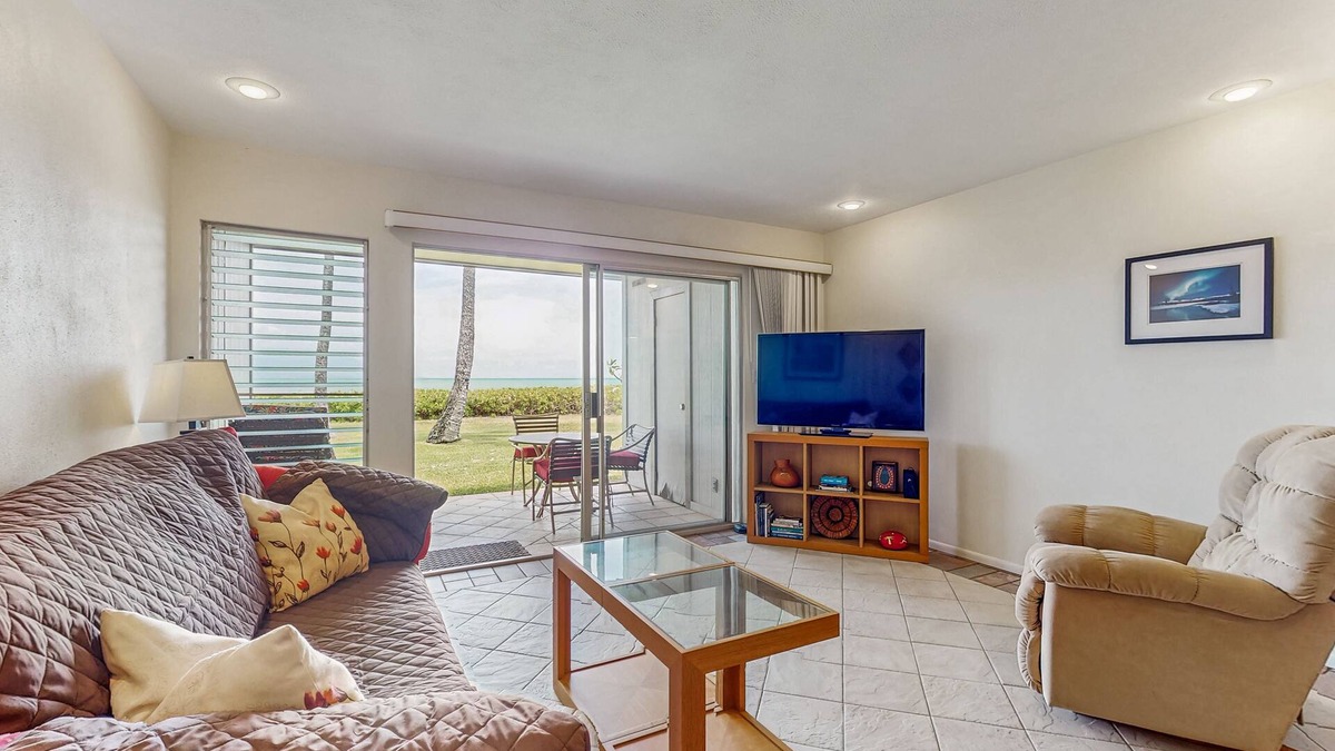 Ualapue Condo | Charming 1st floor oceanfront condo with shared pool, tennis courts & W/D
