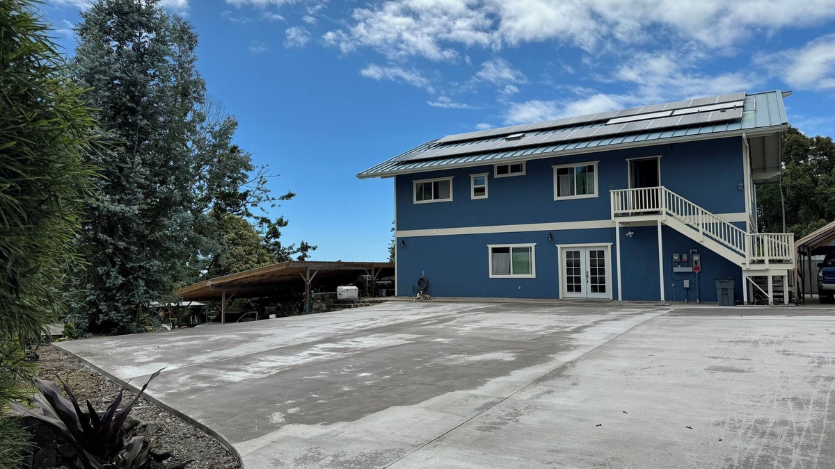 Kealakekua House | Charming 2 bedroom/bath & much more ground level in Kealakekua