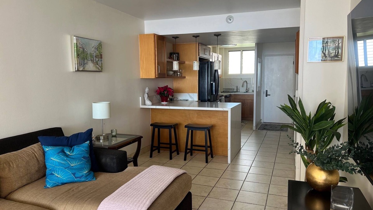 Ala Moana Condo | Charming 2-bedroom condo with Ocean views!