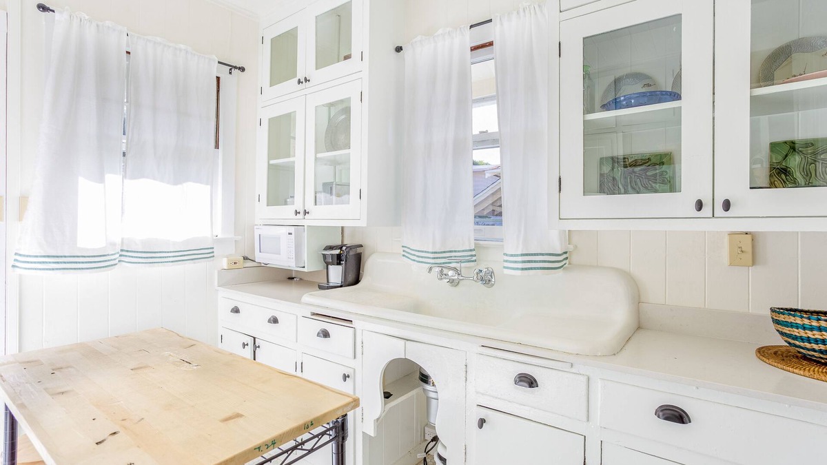 Diamond Head - Kapahulu - St. Louis Cottage | Charming cottage close to everything - walk to beach, zoo, & park