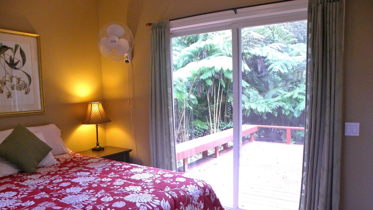 Kailua-Kona Cottage | Charming Kaloko Mountain Cottage with hot tub - private,secluded and cozy!