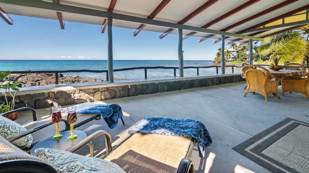 Kailua-Kona House | Charming Oceanfront Home on Ali'i Drive