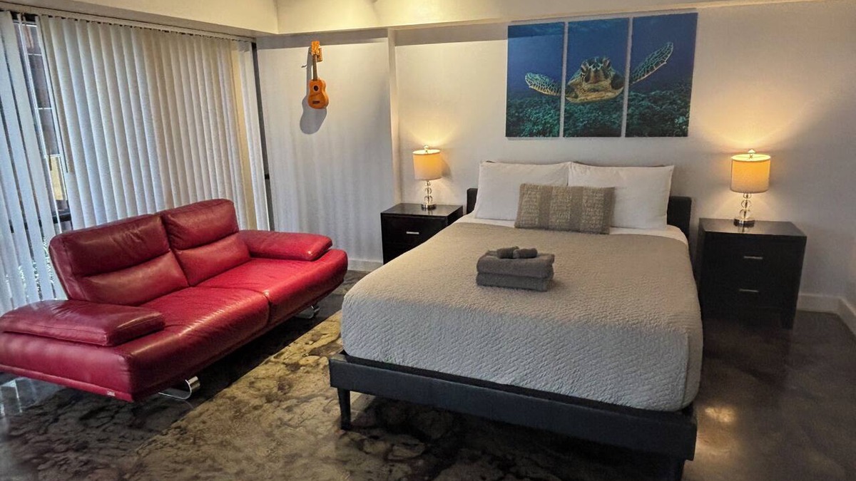 Downtown Honolulu Condo | Chic studio condo with Free Parking & AC in vibrant Downtown Honolulu