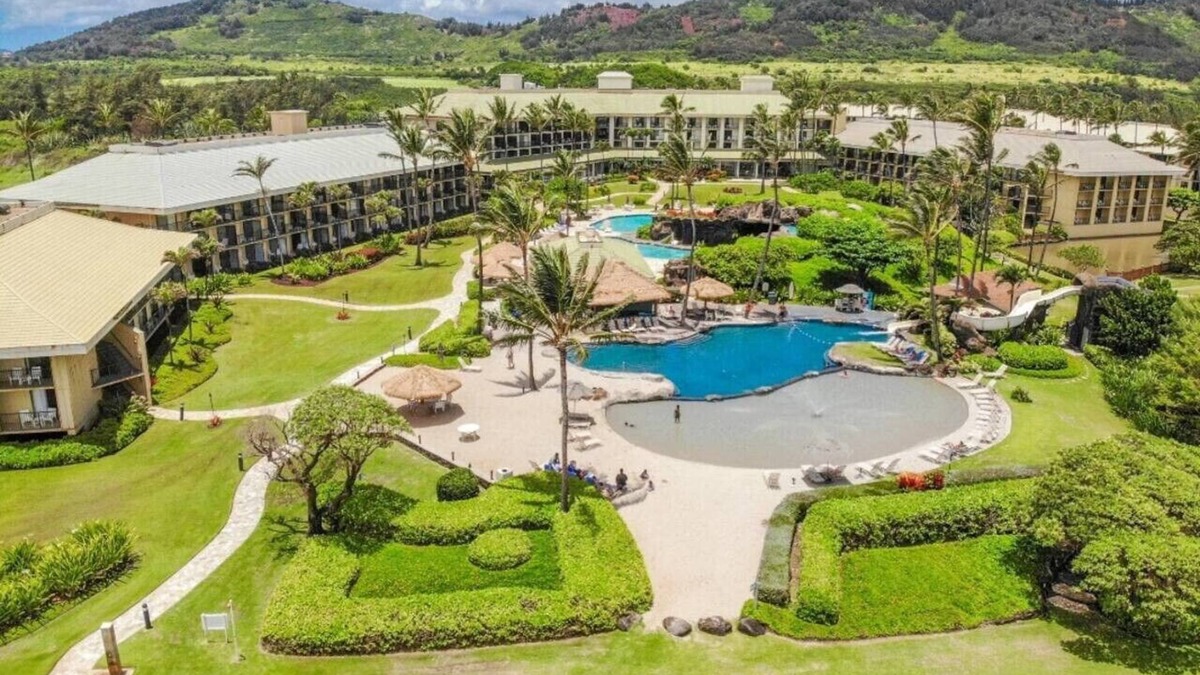 Hanamaulu Apartment | Clean Oceanview Elegance with King Bed