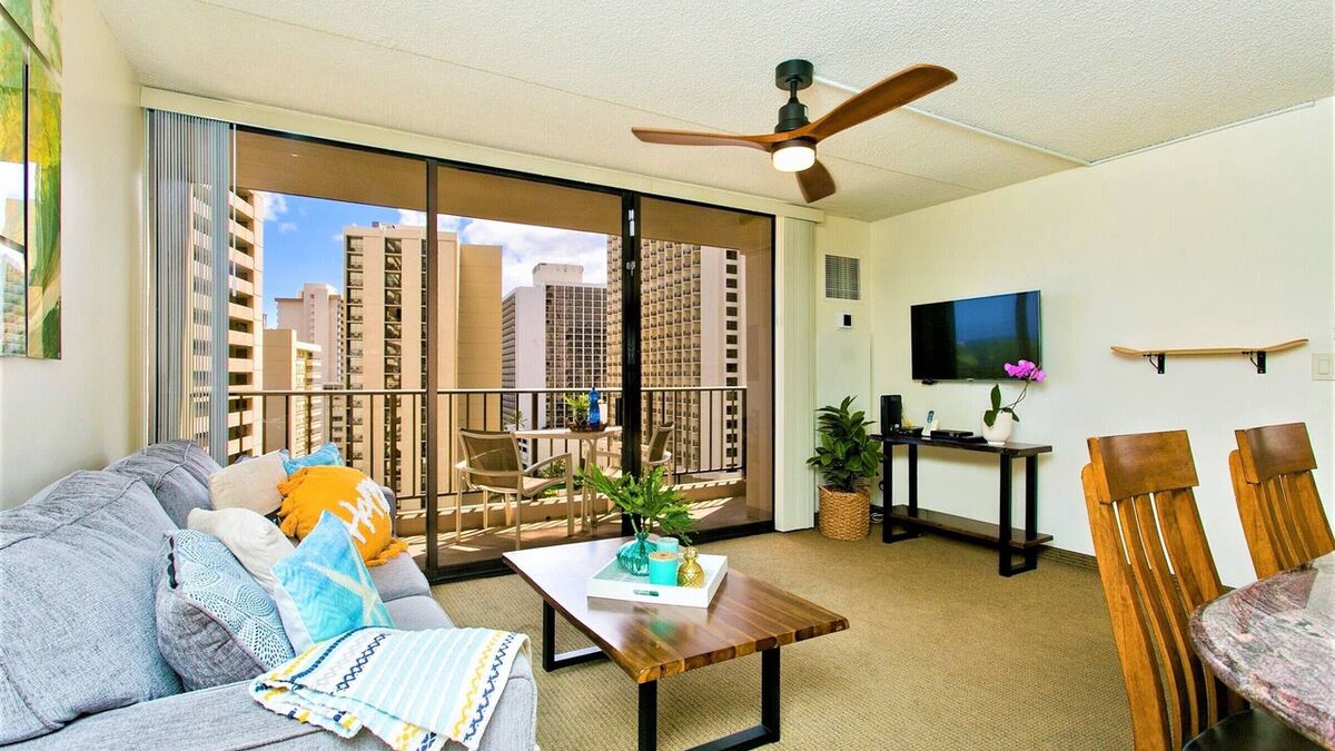 Waikiki Condo | Clean one bedroom With AC, Full Kitchen, Free WiFi, one block to Beach!