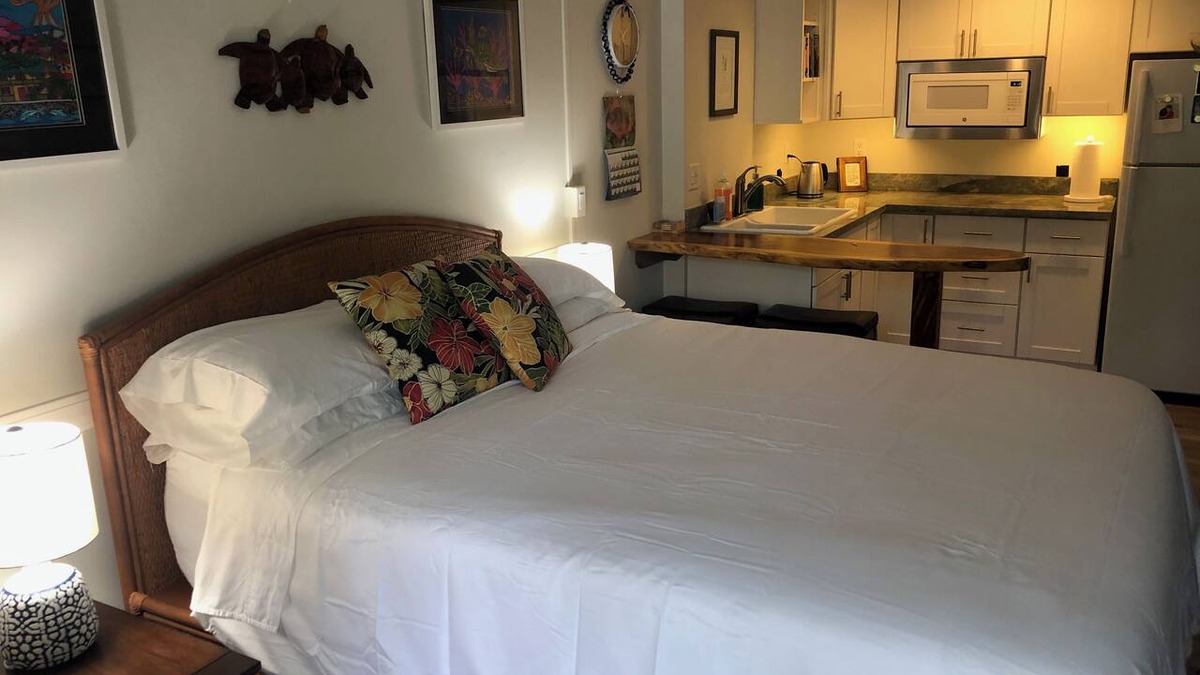 Historic Kailua Village Apartment | Clean, quiet remodeled downtown studio, Kona Islander Inn #117