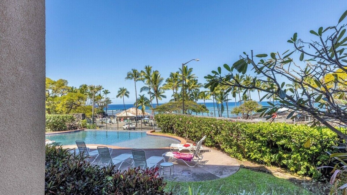 Kahaluu Bay Condo | CoCo Surf & Swim: 3BR Condo, Pool & Spa,Sunsets