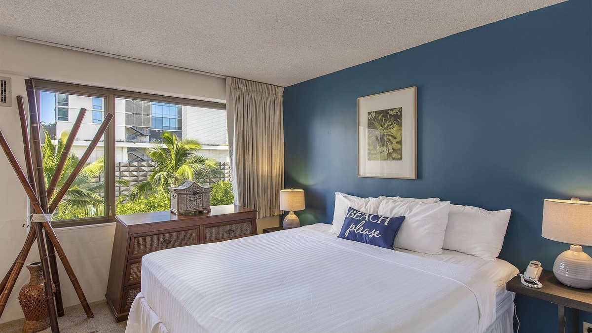 Waikiki Condo | Contemporary 1 BDRM Condo at the Four Paddle w/Laundry, AC, & FREE Parking!