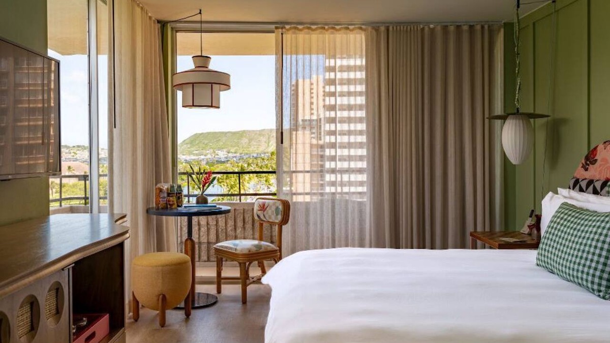 Waikiki Hotel | Corner King Room with Lanai – Spacious City Views