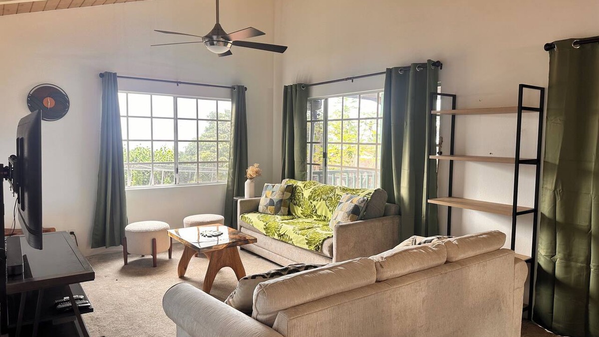Kona Palisades House | Cozy 3-bedroom house in beautiful Kailua-Kona with cool AC breeze