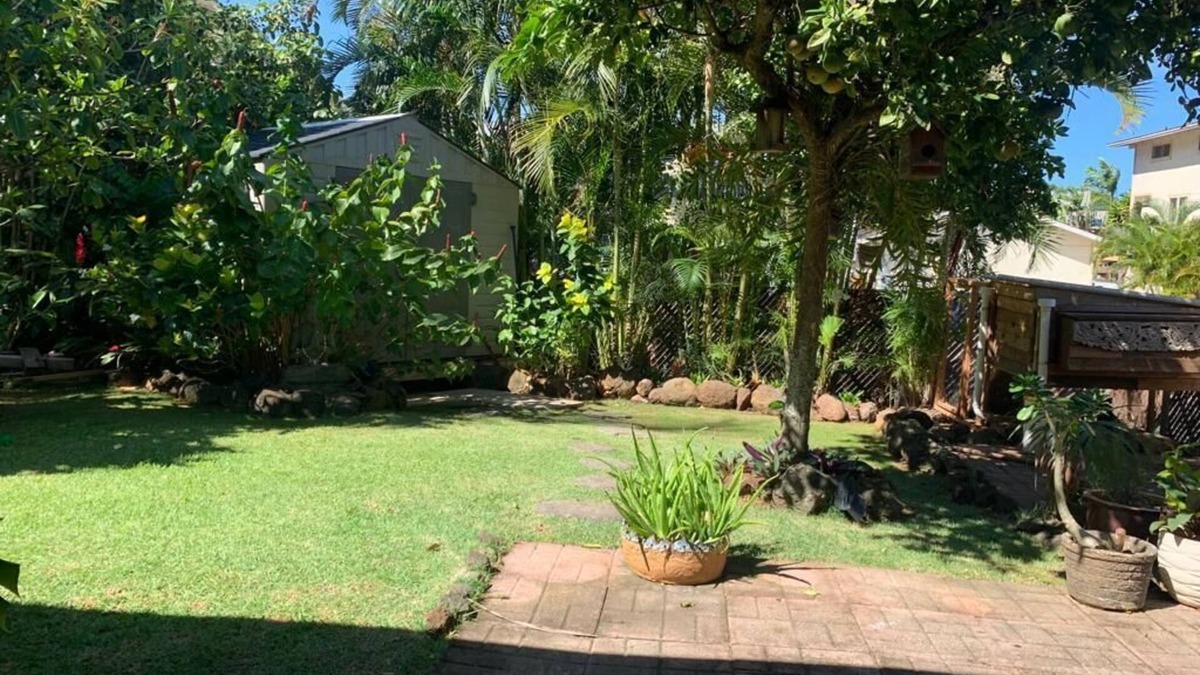 Haleiwa House | Cozy downstairs Apartment located one block from beach in V-land.