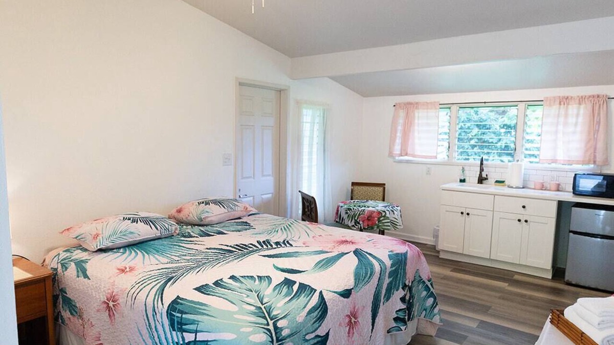 Waiohinu Hotel | Cozy Kitchenette for Your Island Stay in Historic Naalehu Hotel