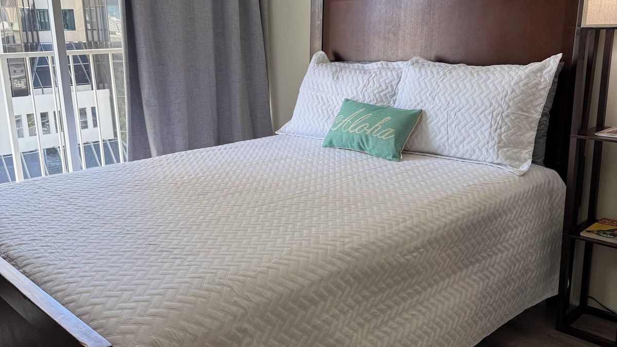 Waikiki Apartment | Cozy Waikiki Apt with FREE parking sleeps 4