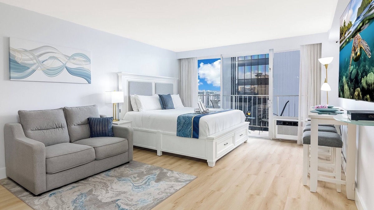 Waikiki Condo | Deluxe Studio*King Size Bed*Free Parking and Wifi