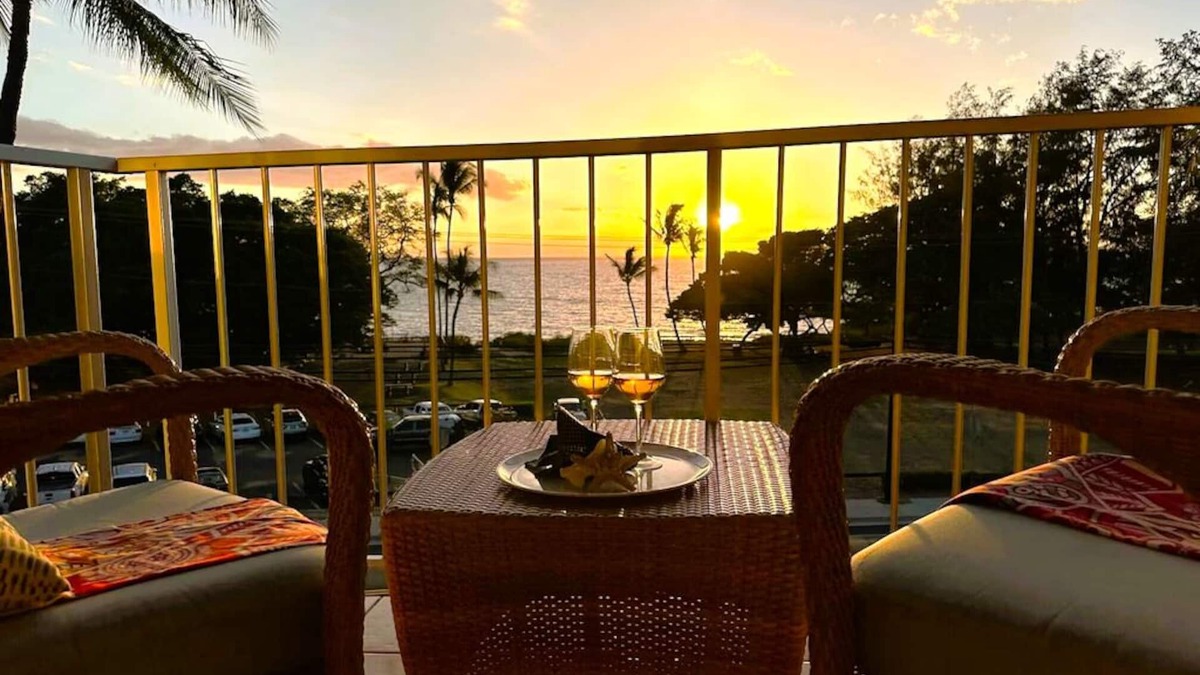 Kihei Condo | Designer Oceanfront Penthouse! 5⭐️ Luxury. Panoramic Views and Steps to the Beach