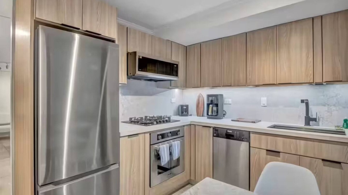 Waikiki Hotel | Designer Studio Full Kitchen Steps to Beach