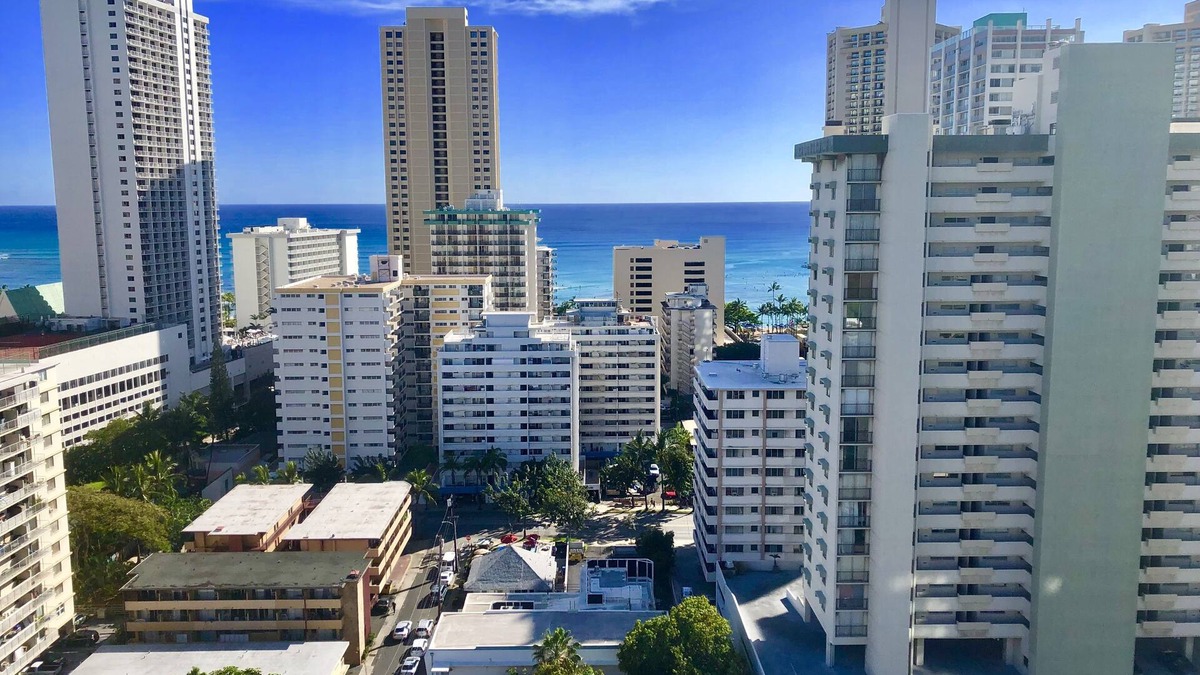 Waikiki Condo | Diamond Head Penthouse 2bed/2bath Kitchen & Parking in heart of Waikiki.