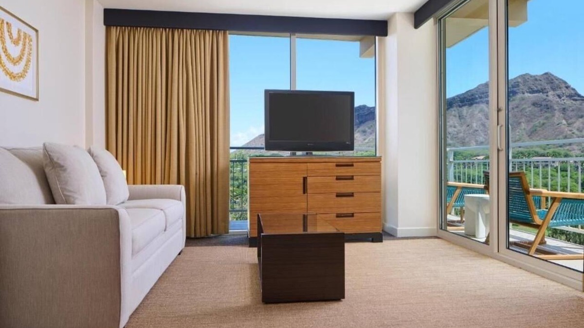 Diamond Head - Kapahulu - St. Louis Hotel | Diamond Head View Junior Suite | Kaimana Beach Hotel | Steps to the Beach