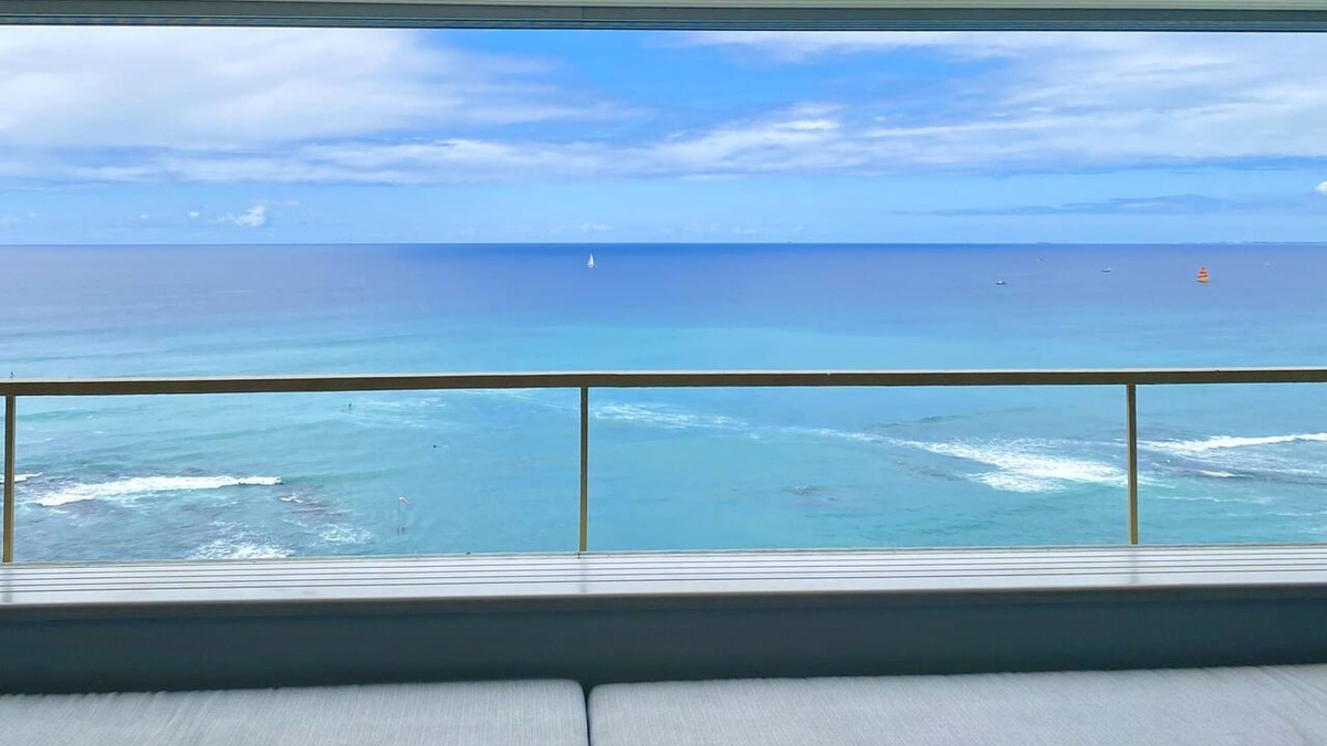 Diamond Head - Kapahulu - St. Louis Condo | Direct Oceanfront 1,000 sq' corner/end 18th floor condominium unit.