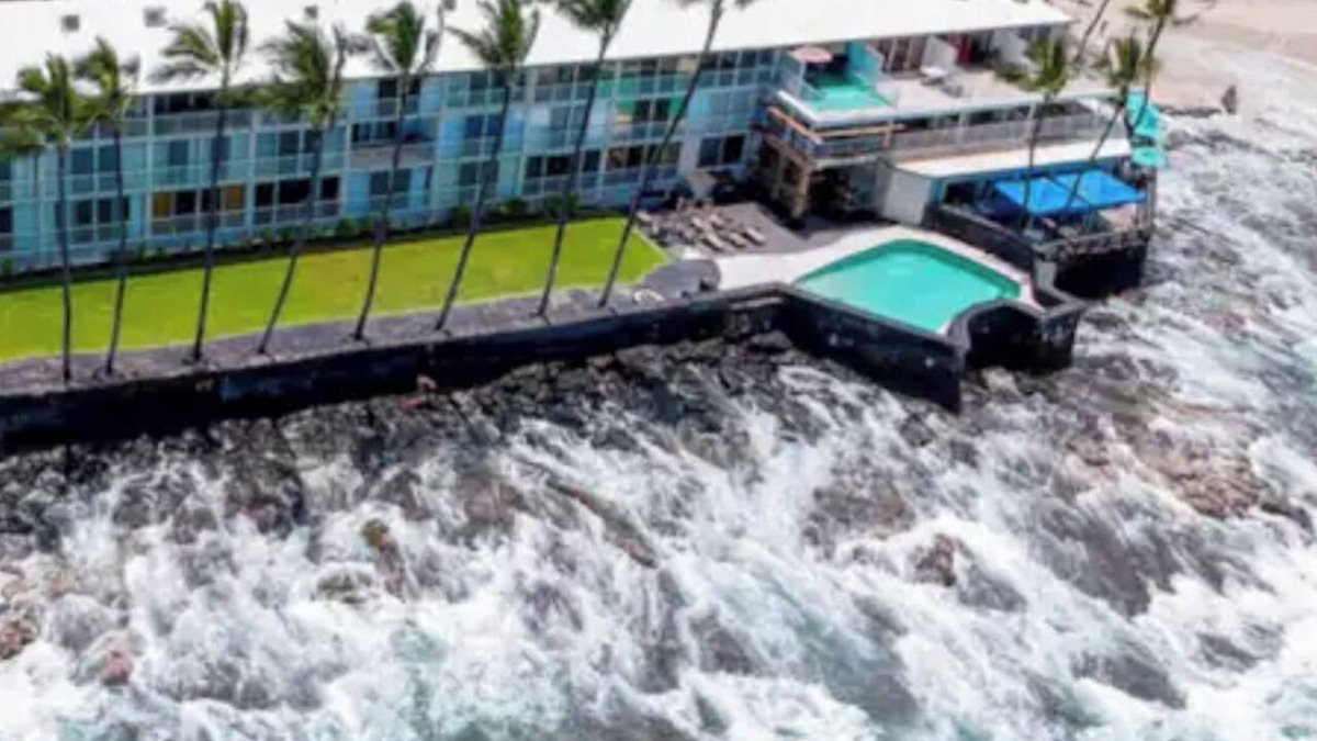 Kahaluu Bay Condo | DIRECT OCEANFRONT SUNSETScrashing waves!Newly remodeled! AUG specials inquire!