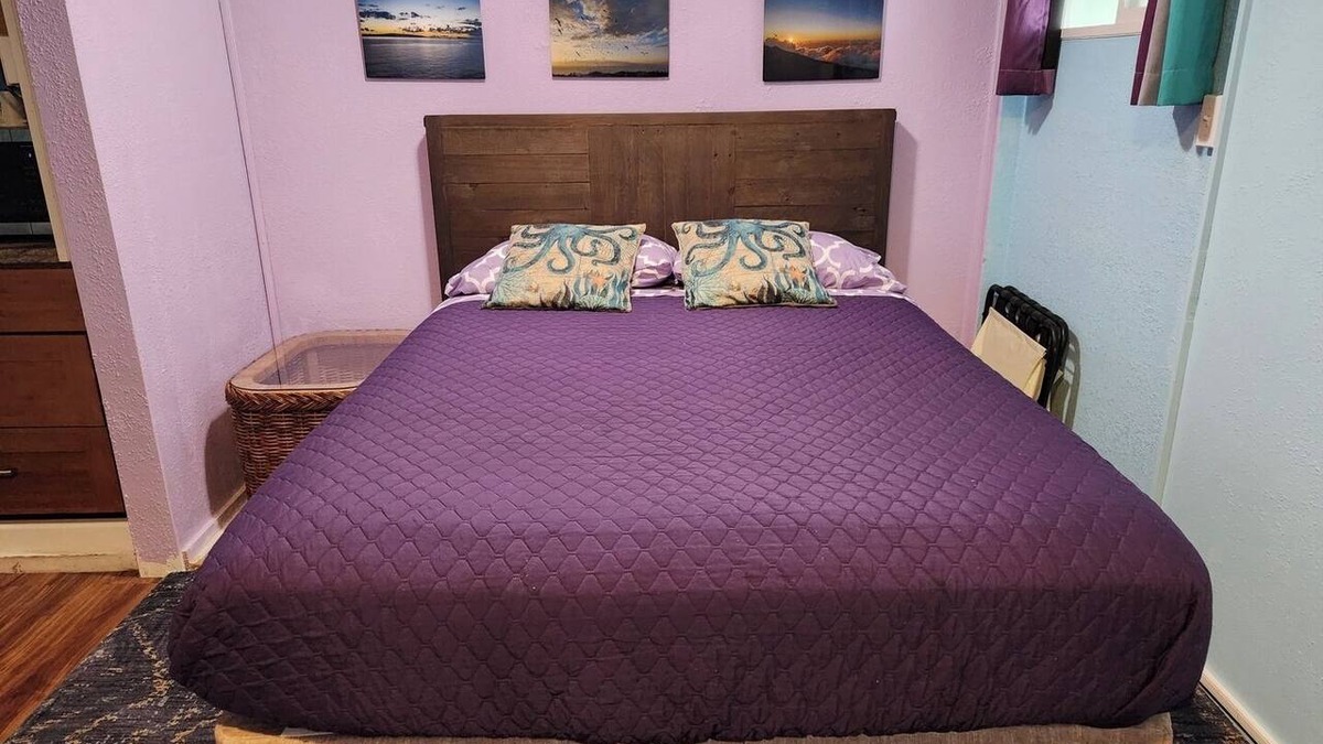 Wailuku Apartment | Downtown Wailuku Queen Bed + Kitchenette