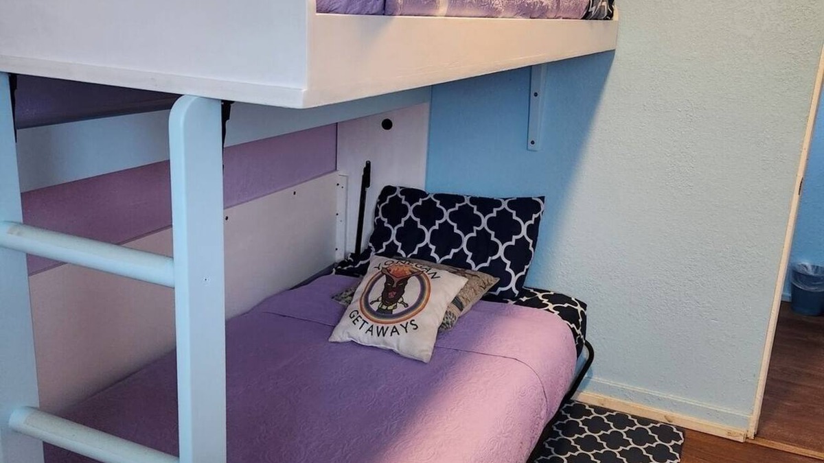 Wailuku Apartment | Downtown Wailuku Twin Wall Bunks + AC