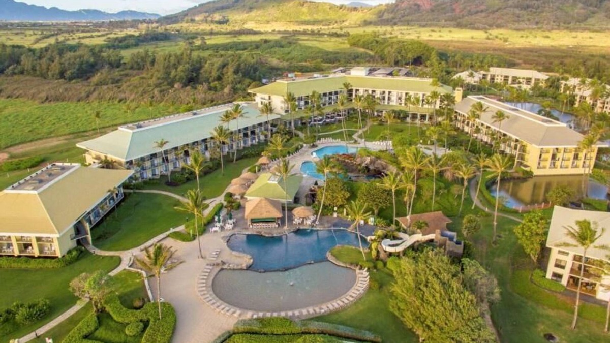 Hanamaulu Hotel | Embrace Island Life at Kauai Beachfront Resort!