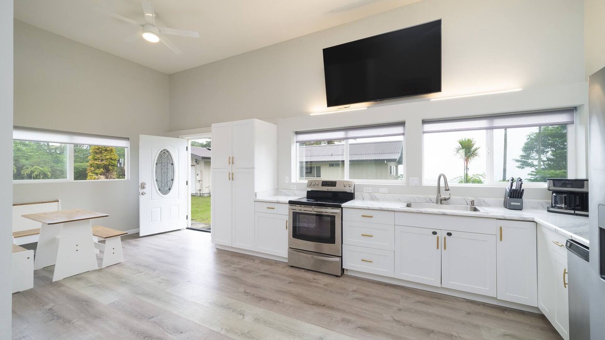 Hilo House | Embrace the soothing trade winds & let the ocean breeze carry your worries away