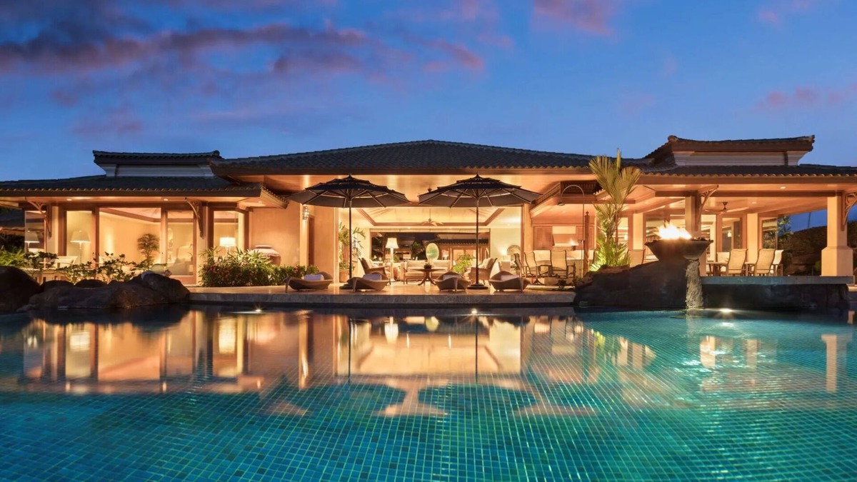 Kamuela Resort | Enjoy Pauoa Beach Club’s spa, gym, pool, and oceanfront privacy.