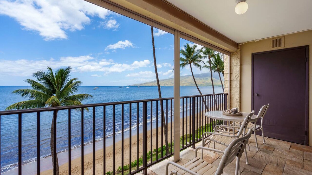 Kihei Condo | Experience Unforgettable Ocean Views at the Charming Kihei Beach #407