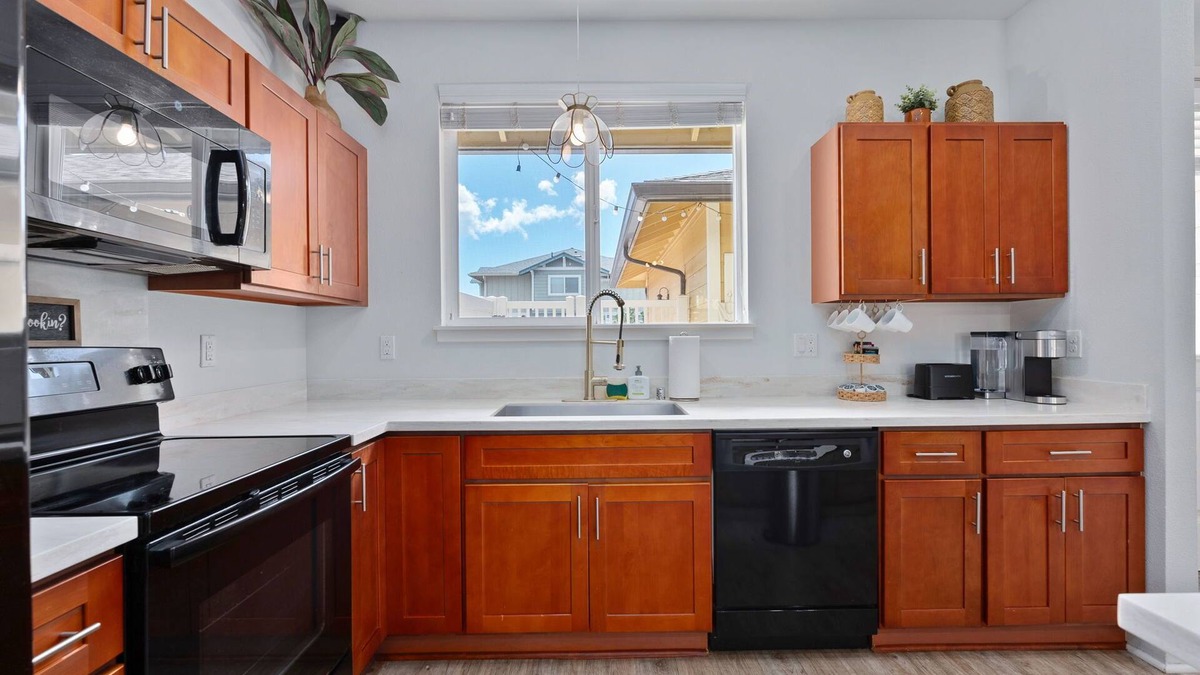 Kapolei House | Fam Friendly Townhouse in heart of Kapolei! With pool&gym. Mins to beaches&more.