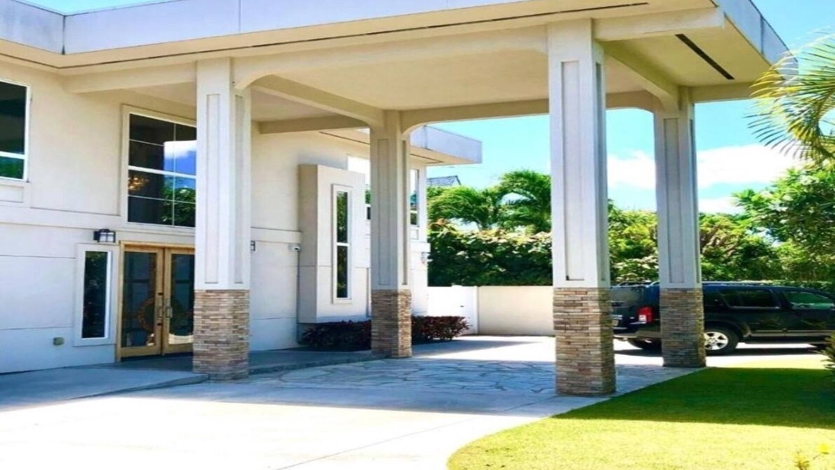 Kahala House | Family Estate in premier neighborhood close to waikiki
