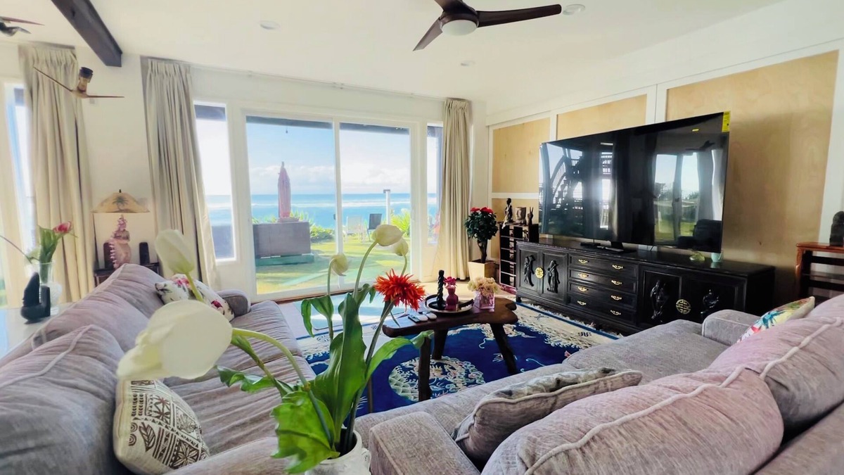 Waialee Apartment | FANTASTIC apartment in charming Haleiwa with WiFi, AC beachfront