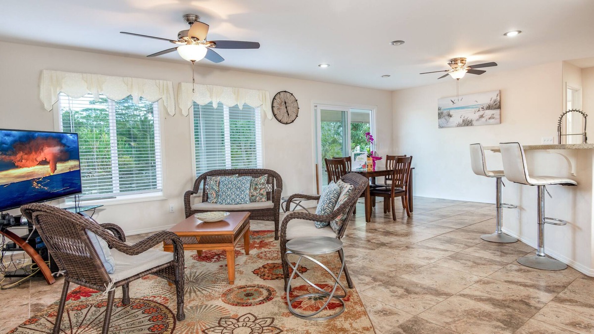 Keaau House | Fantastic vacation home with large lanai, private washer/dryer, and WiFi